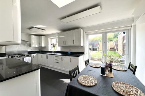8 Leonard Avenue, Swanscombe, DA10 0EY