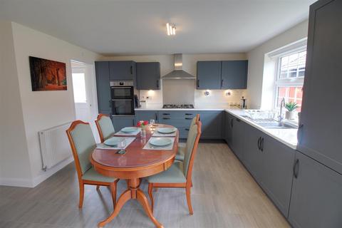 4 bedroom detached house for sale, Peregrine Close, Newent