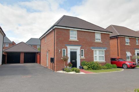 4 bedroom detached house for sale, Peregrine Close, Newent