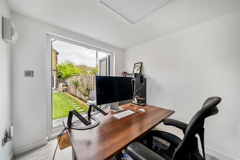 190 Effra Road, London, SW19 8QA