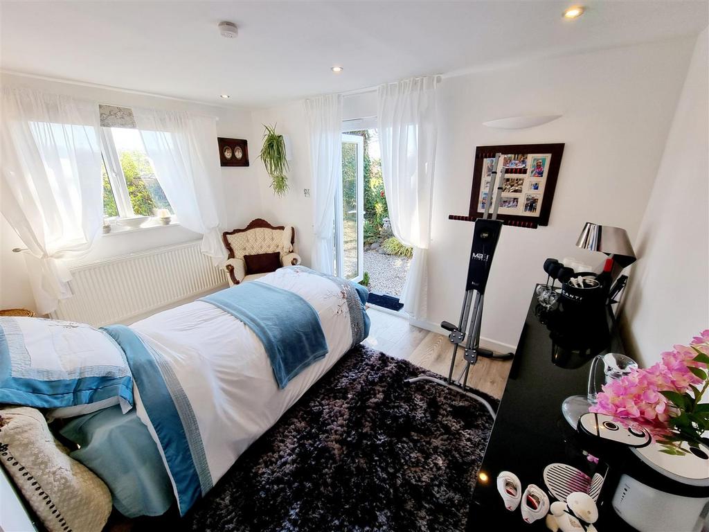 Bed 1.jpg