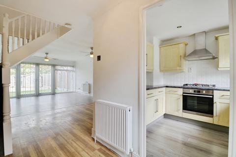 3 bedroom terraced house to rent, Wickhay, Basildon, SS15
