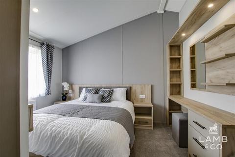 2 bedroom park home for sale, Leisure Glades Park, Clacton-On-Sea CO16