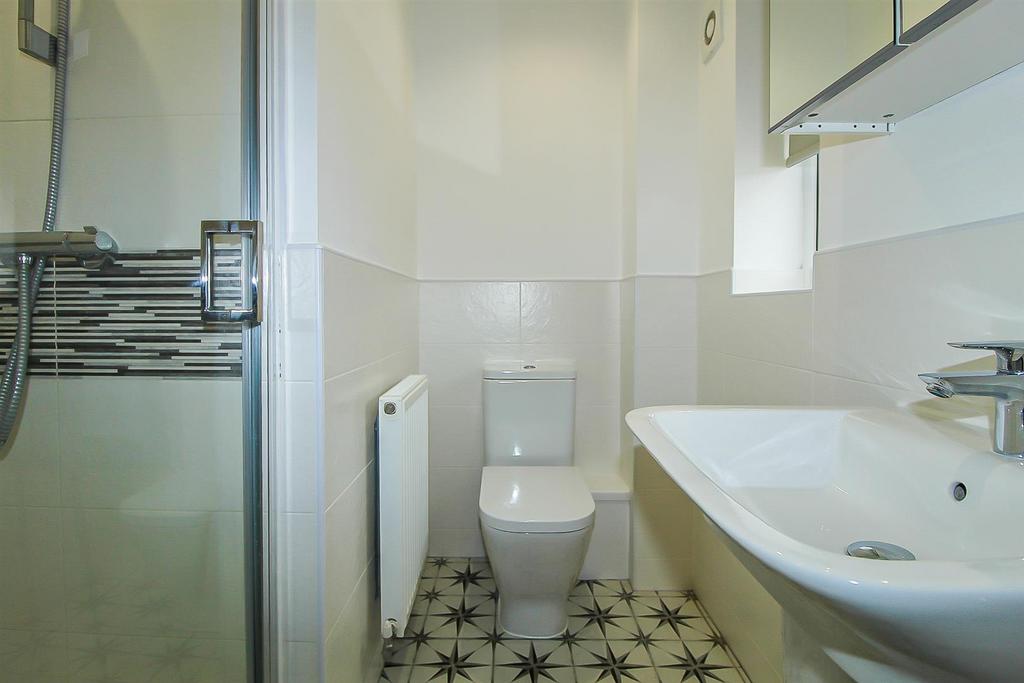 En suite shower room/w.c.