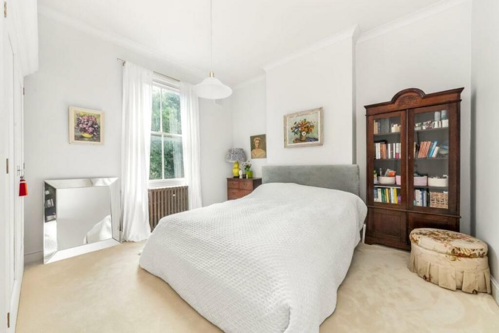 Bedroom, fireplace
