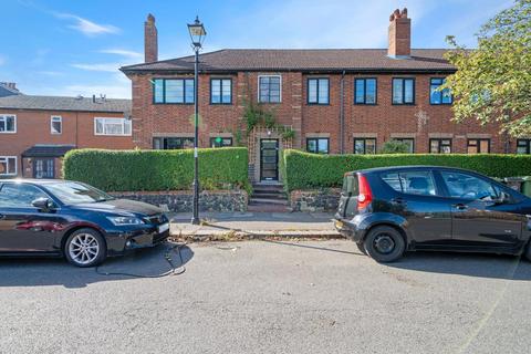 14 Thorpe Close, London, SE26 4NX