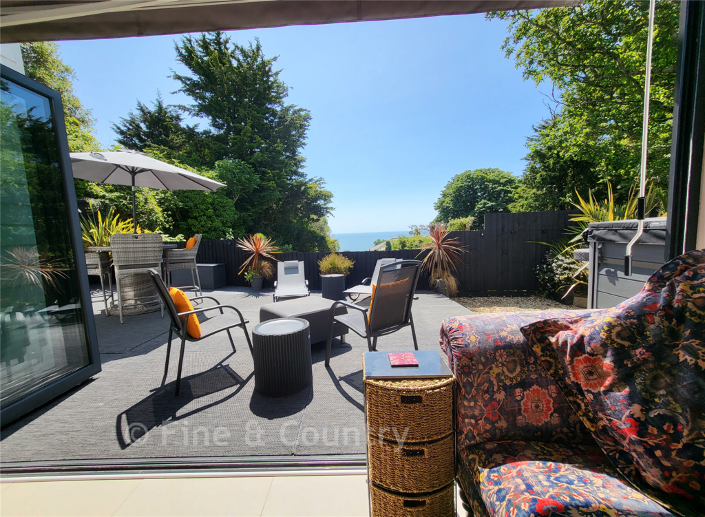 Lounge To Garden*