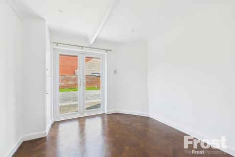3 bedroom detached house to rent, Elliman Avenue, Slough, Berkshire, SL2