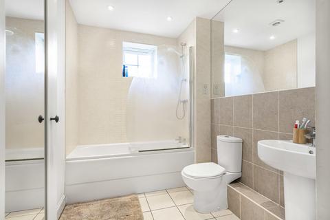 3 Andrews Gate, Shepperton, TW17 0AP