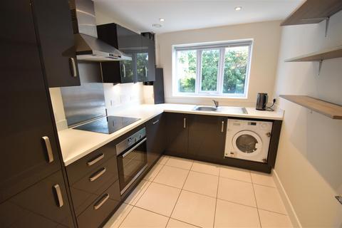 2 bedroom apartment to rent, Hythe Road, Surbiton