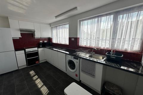 2 bedroom terraced house to rent, Clive Road, Bedfont