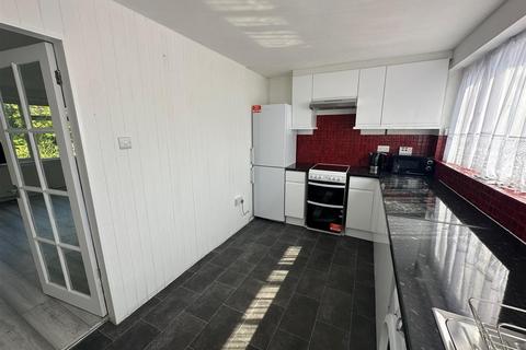 2 bedroom terraced house to rent, Clive Road, Bedfont