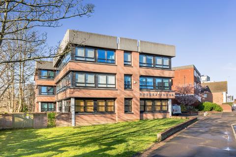 3 bedroom flat to rent, London Road, East Grinstead RH19