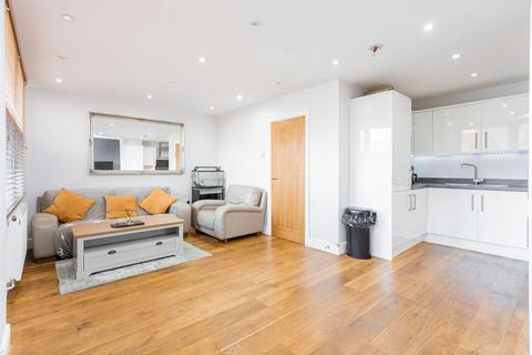 3 bedroom flat to rent, London Road, East Grinstead RH19