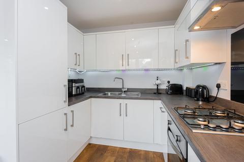 3 bedroom flat to rent, London Road, East Grinstead RH19