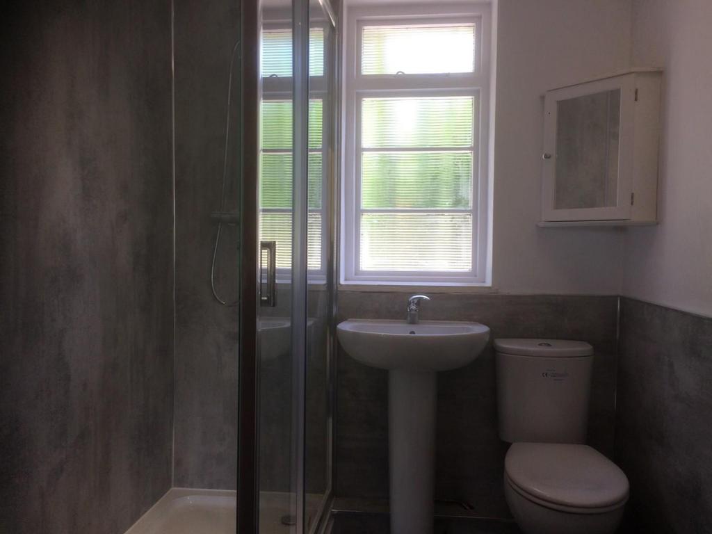 SHOWER ROOM.jpg