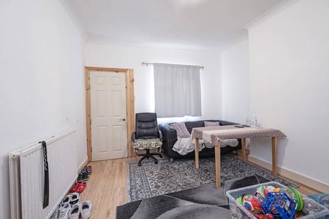 2 bedroom flat for sale, Park Lane, Tottenham, London, N17