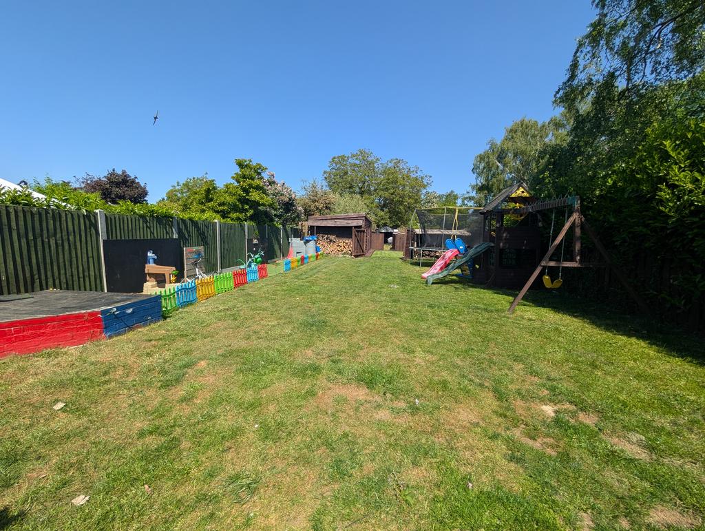 81 Station Road garden 2