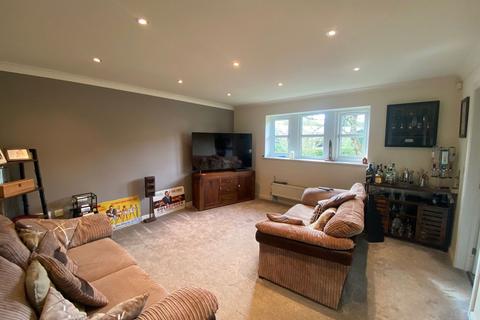 37 Butterworth Way, Greenfield, Oldham, OL3 7PS