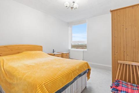 2 bedroom flat for sale, Shuttleworth Road, Battersea SW11