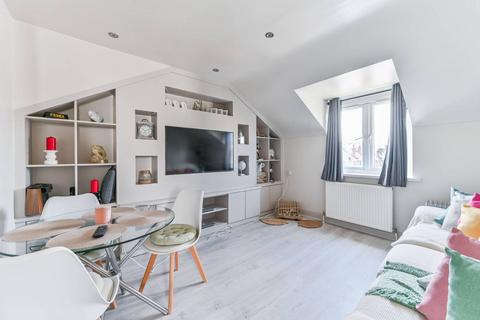 2 bedroom flat to rent, Clarendon Road, Wallington, SM6