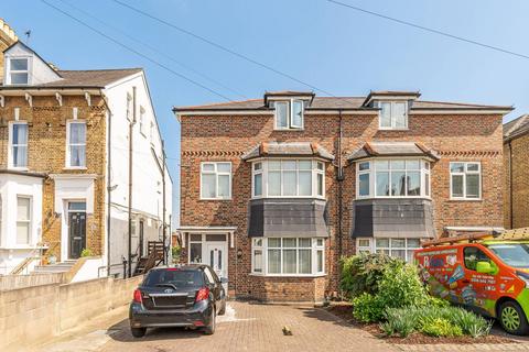 2 bedroom flat to rent, Clarendon Road, Wallington, SM6