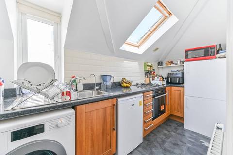 2 bedroom flat to rent, Clarendon Road, Wallington, SM6