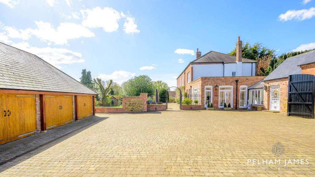 Triple Garage &amp; Driveway, The Old Vicarage, Ab...