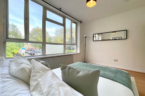 1 bedroom in a house share to rent, Vallance Road, London E1