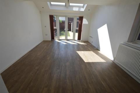 3 bedroom house to rent, Malkins Wood Lane, Manchester M28