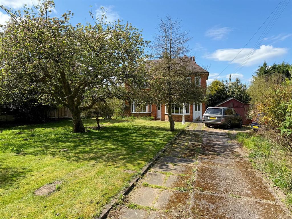 Front Driveway / Garden