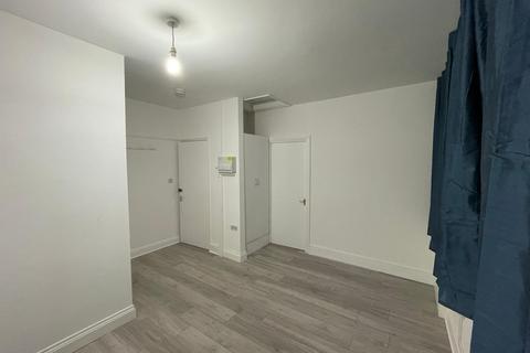 Studio to rent, Hill Road, CR4