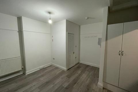 Studio to rent, Hill Road, CR4