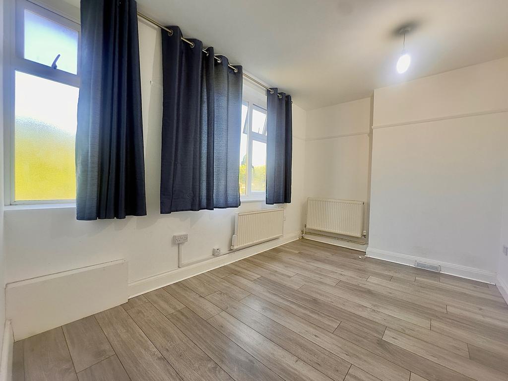 Studio To Rent On Hill Road, Mitcham