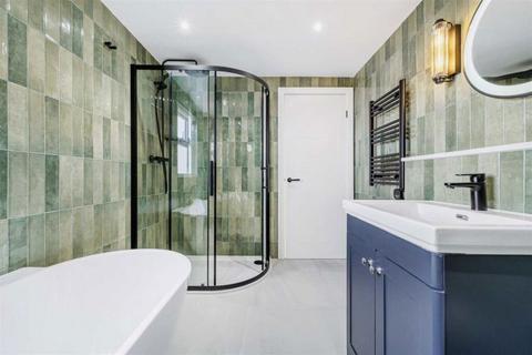 3 bedroom flat to rent, Winchester Street, London W3