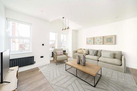 3 bedroom flat to rent, Winchester Street, London W3