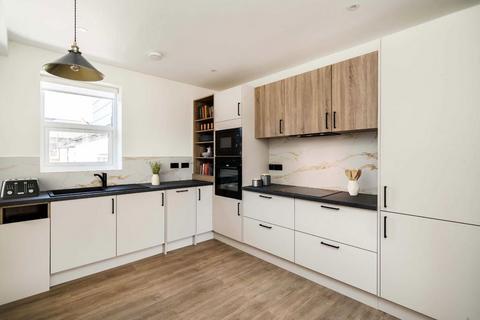 3 bedroom flat to rent, Winchester Street, London W3