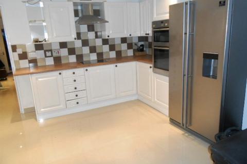 6 bedroom semi-detached house to rent, Ladybarn Crescent, Manchester M14