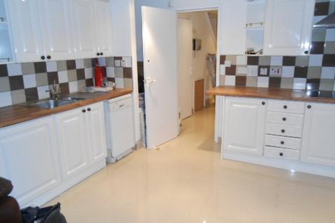 6 bedroom semi-detached house to rent, Ladybarn Crescent, Manchester M14