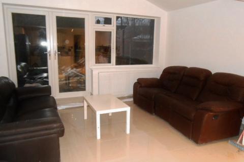 6 bedroom semi-detached house to rent, Ladybarn Crescent, Manchester M14