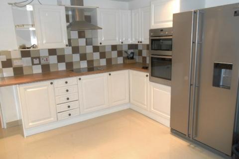 6 bedroom semi-detached house to rent, Ladybarn Crescent, Manchester M14