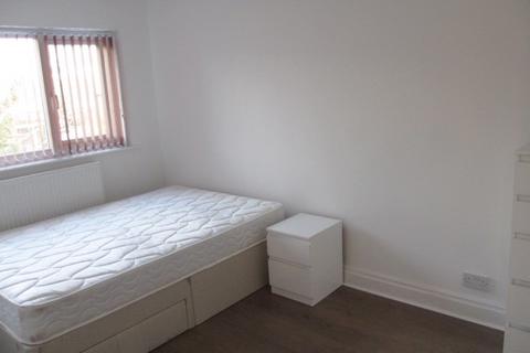 6 bedroom semi-detached house to rent, Ladybarn Crescent, Manchester M14