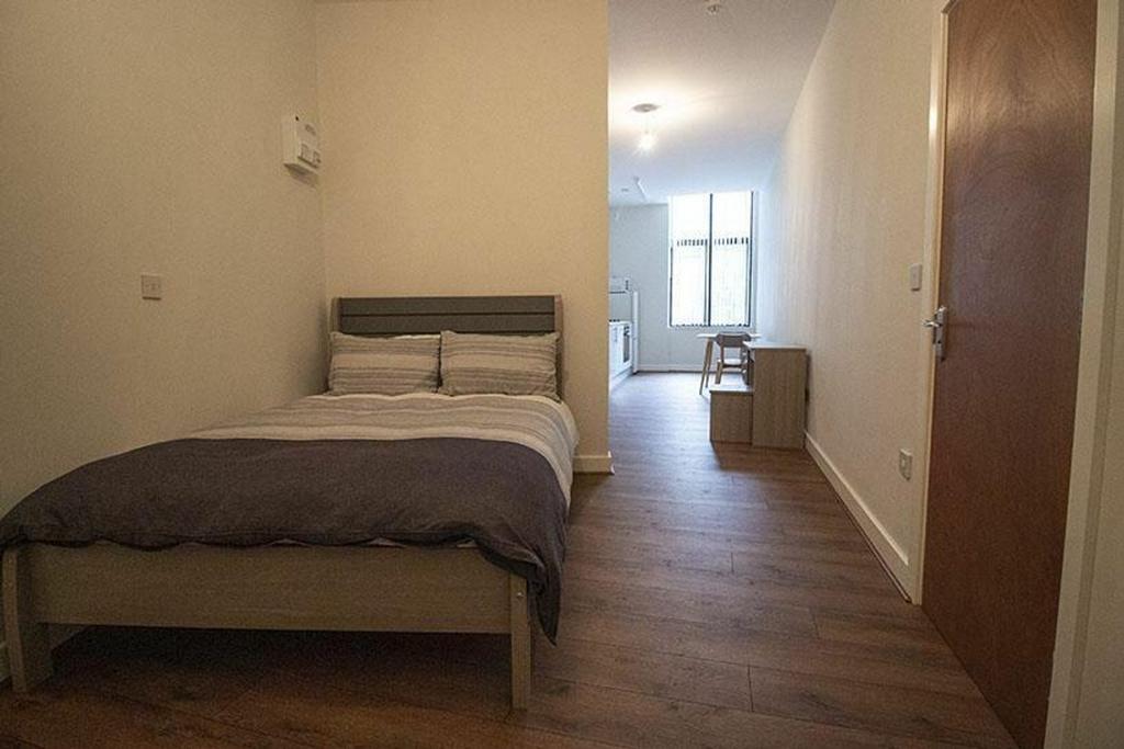 This inviting double bedroom features ample nat...