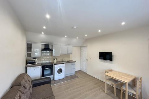 House to rent, 17A Hanover Street, Newcastle, ST5 1HD