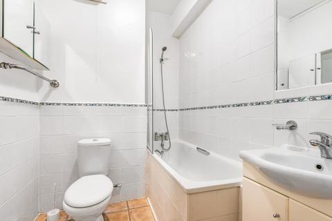 Studio to rent, Broadwalk Court,  Palace Gardens Terrace,  W8