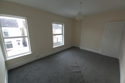 3 bedroom end of terrace house to rent, Estcourt Street, Hull