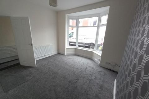 3 bedroom end of terrace house to rent, Estcourt Street, Hull