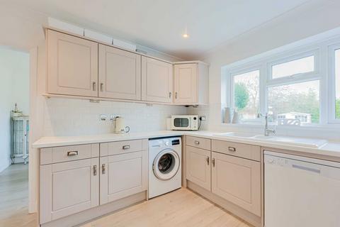 4 bedroom detached house for sale, Ashurst Avenue, Southend-on-sea, SS2