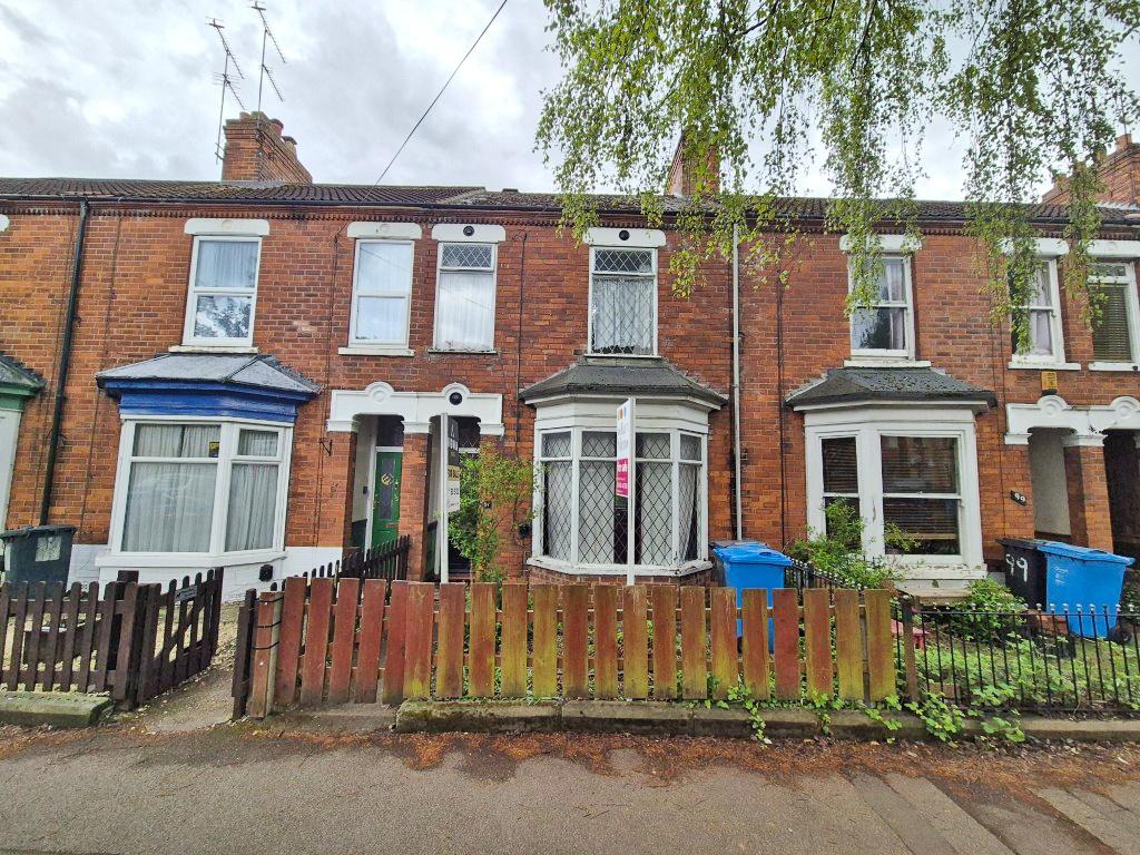 Three bedroom mid-terrace house - For sale by auc