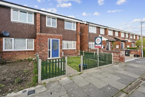 3 bedroom terraced house to rent, Copper Beech Close, Ilford IG5